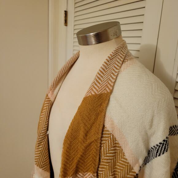 Old Navy Plaid Fringe Fall Shawl One Size Tan Cream Blanket Wrap - Picture 4 of 8